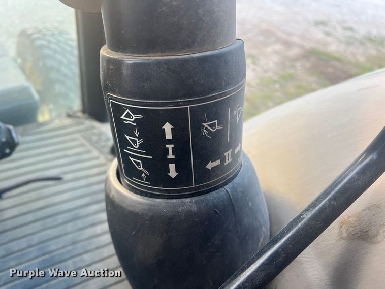 image for item JS9966 1997 John Deere 5520 tractor