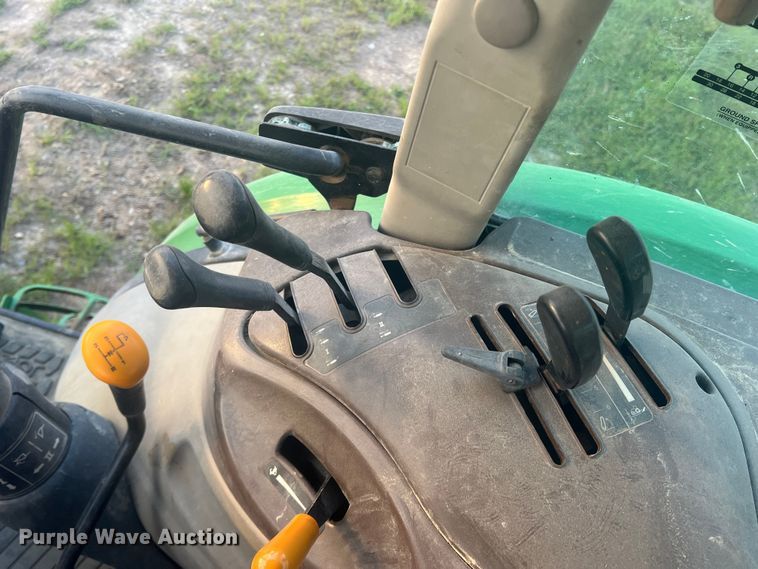 image for item JS9966 1997 John Deere 5520 tractor