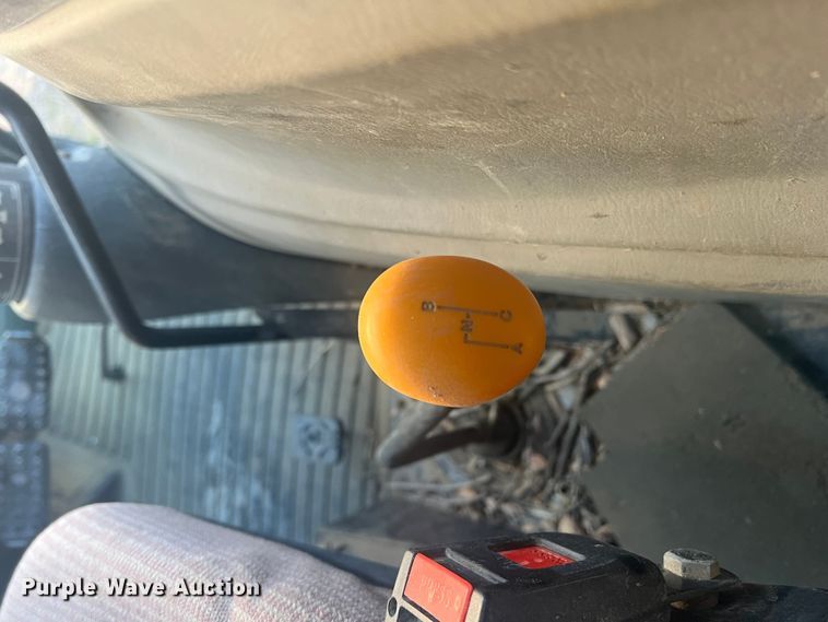 image for item JS9966 1997 John Deere 5520 tractor