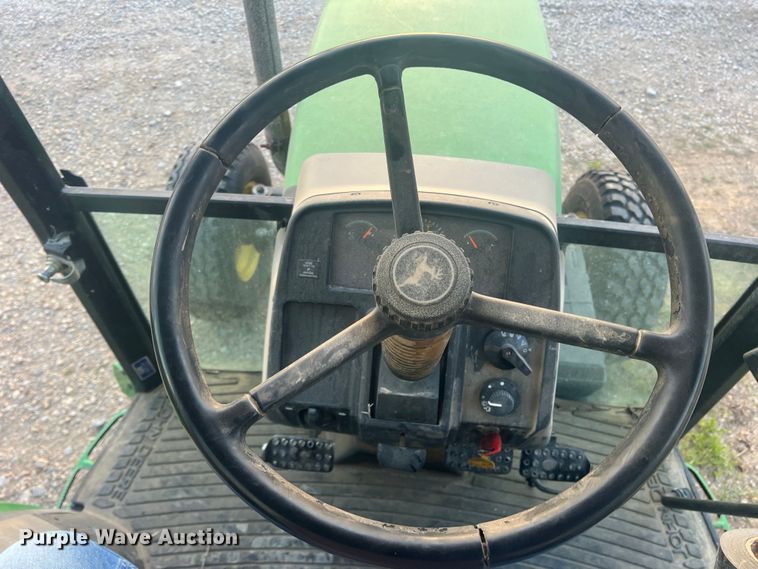 image for item JS9966 1997 John Deere 5520 tractor