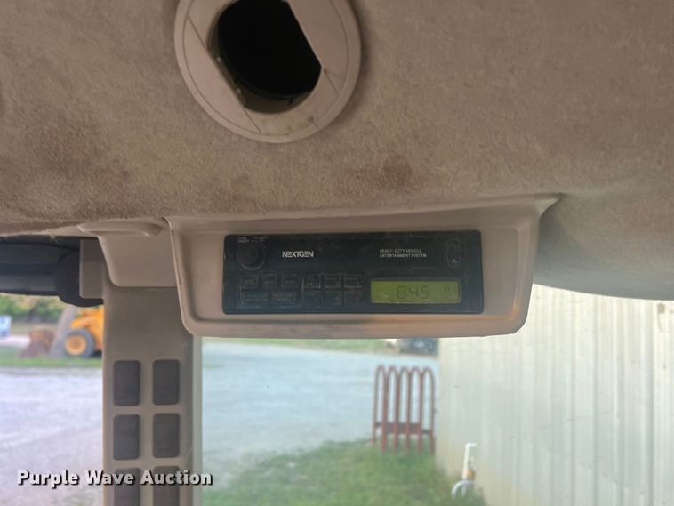 image for item JS9966 1997 John Deere 5520 tractor