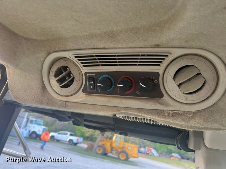 image for item JS9966 1997 John Deere 5520 tractor