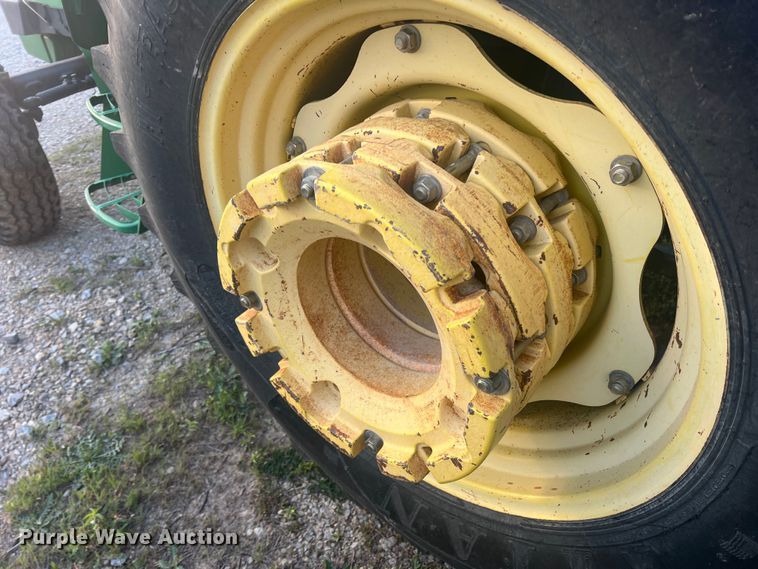 image for item JS9966 1997 John Deere 5520 tractor