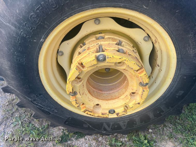 image for item JS9966 1997 John Deere 5520 tractor