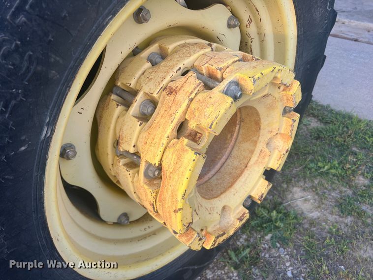 image for item JS9966 1997 John Deere 5520 tractor