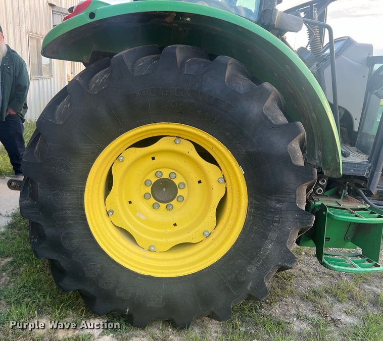 image for item JS9966 1997 John Deere 5520 tractor