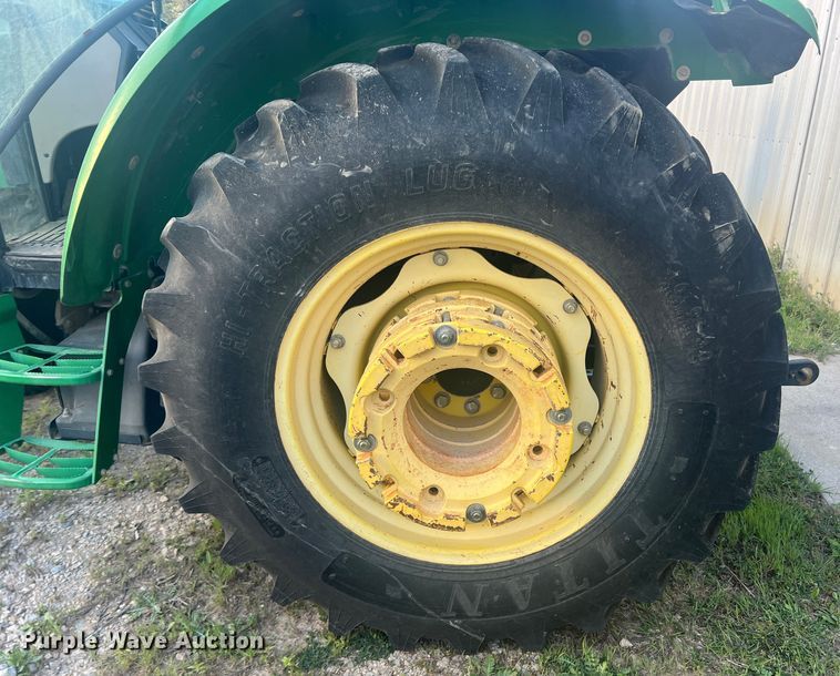 image for item JS9966 1997 John Deere 5520 tractor