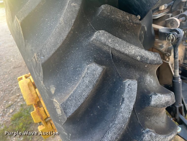 image for item JS9966 1997 John Deere 5520 tractor