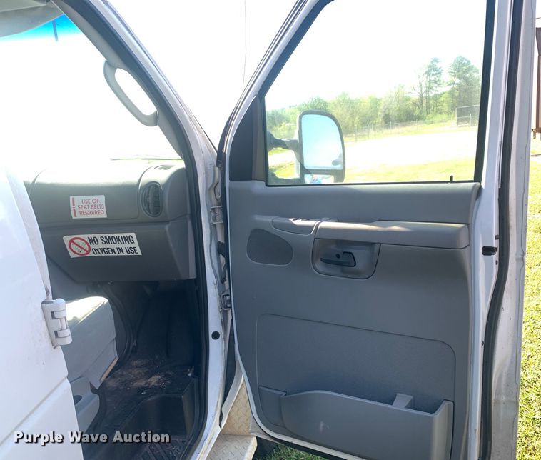 image for item KX9937 2007 Ford E350 ambulance