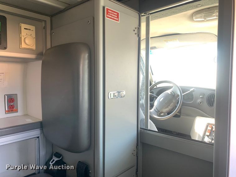 image for item KX9937 2007 Ford E350 ambulance