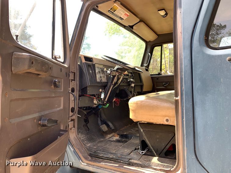 image for item KX9942 1992 International  4600 Crew Cab flatbed truck