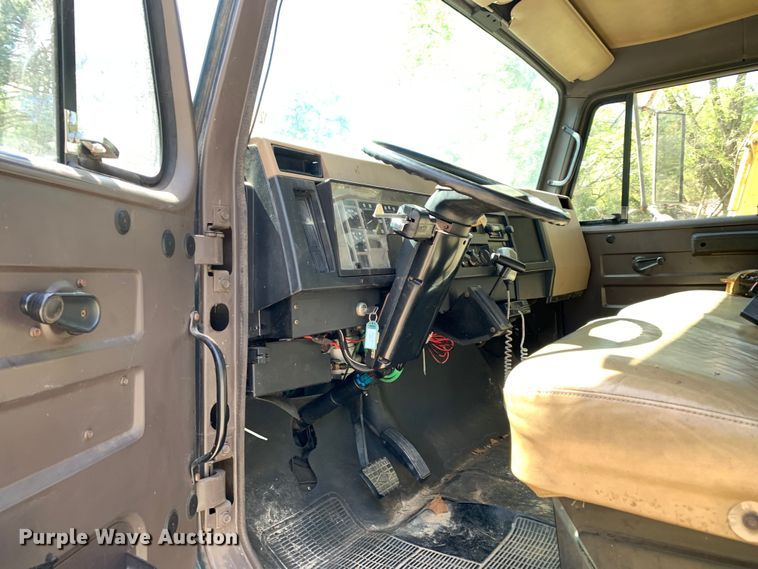 image for item KX9942 1992 International  4600 Crew Cab flatbed truck