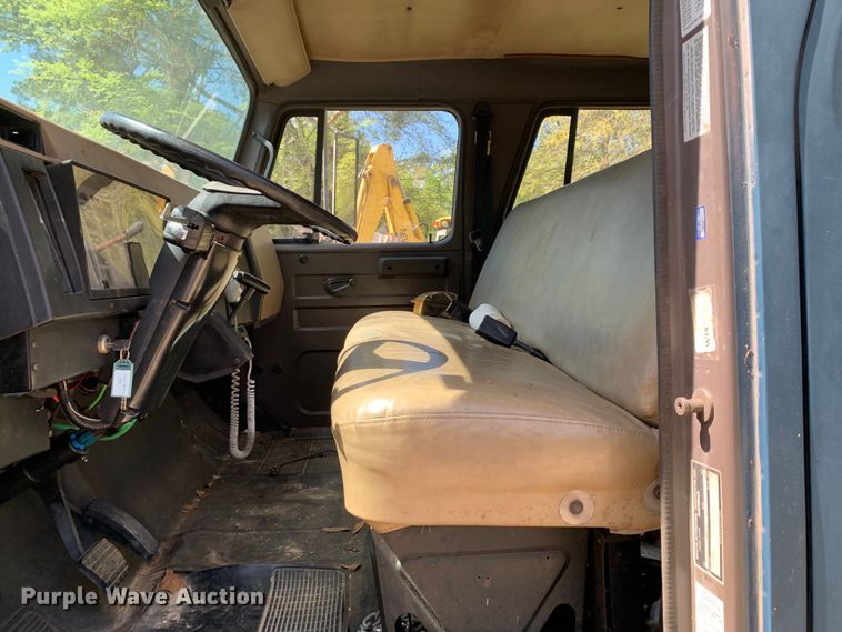 image for item KX9942 1992 International  4600 Crew Cab flatbed truck