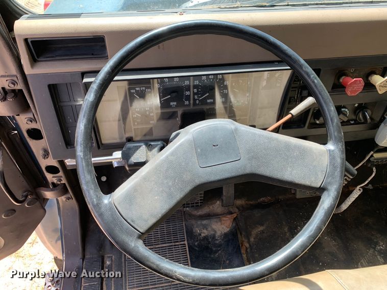 image for item KX9942 1992 International  4600 Crew Cab flatbed truck