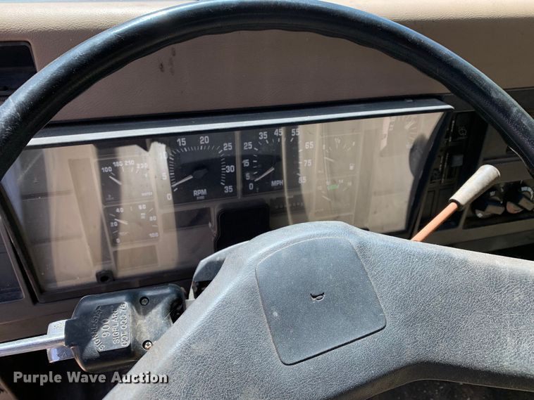 image for item KX9942 1992 International  4600 Crew Cab flatbed truck