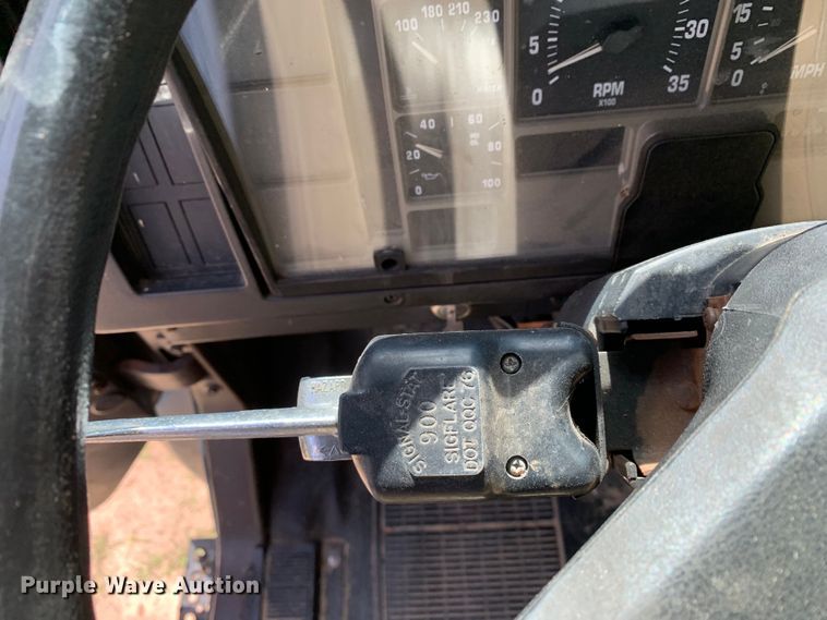 image for item KX9942 1992 International  4600 Crew Cab flatbed truck