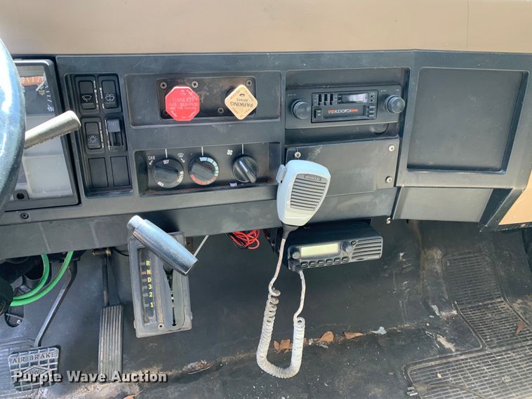 image for item KX9942 1992 International  4600 Crew Cab flatbed truck