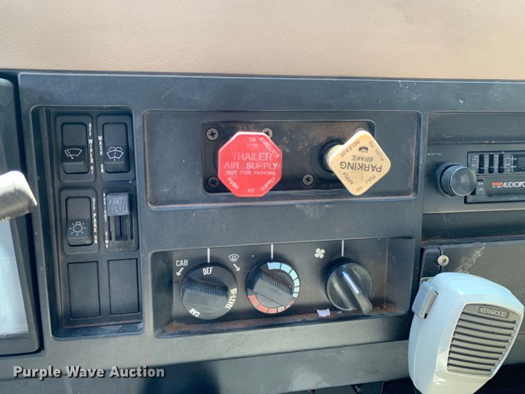 image for item KX9942 1992 International  4600 Crew Cab flatbed truck