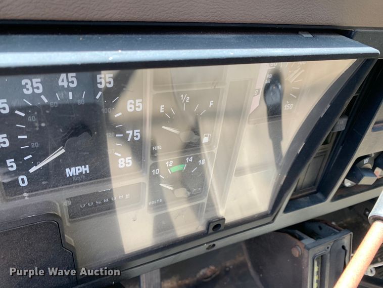 image for item KX9942 1992 International  4600 Crew Cab flatbed truck