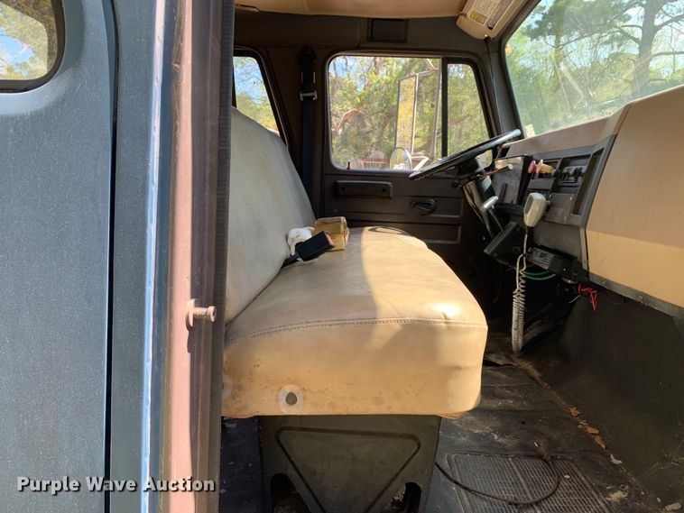 image for item KX9942 1992 International  4600 Crew Cab flatbed truck