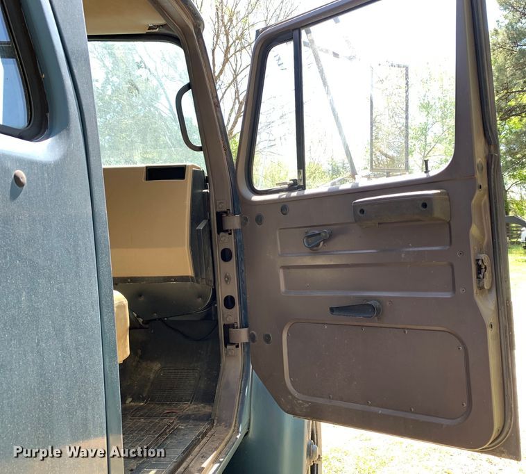 image for item KX9942 1992 International  4600 Crew Cab flatbed truck