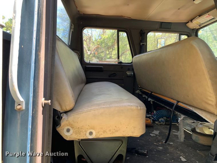 image for item KX9942 1992 International  4600 Crew Cab flatbed truck