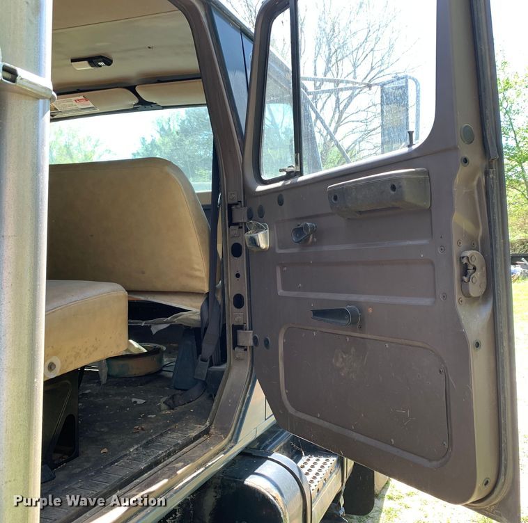 image for item KX9942 1992 International  4600 Crew Cab flatbed truck