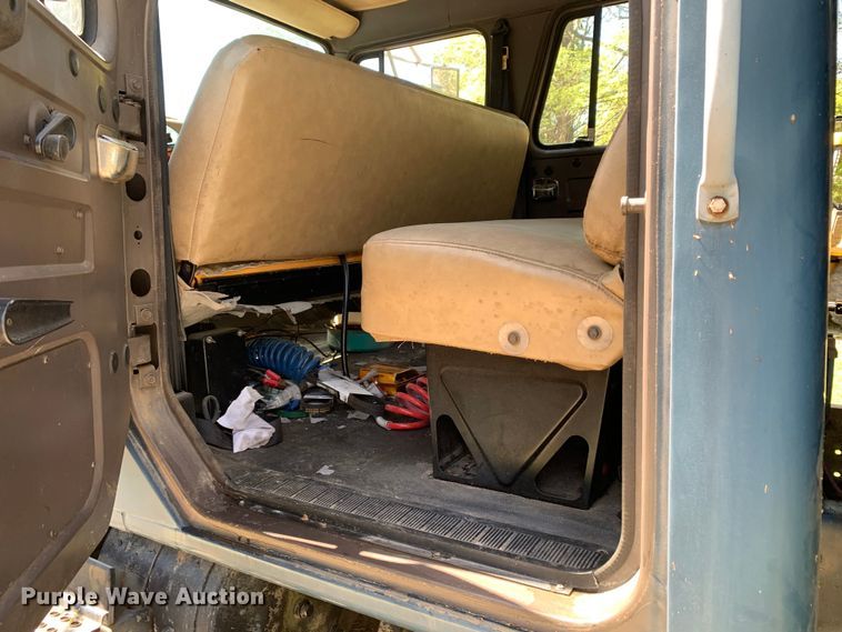 image for item KX9942 1992 International  4600 Crew Cab flatbed truck