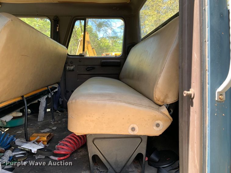 image for item KX9942 1992 International  4600 Crew Cab flatbed truck