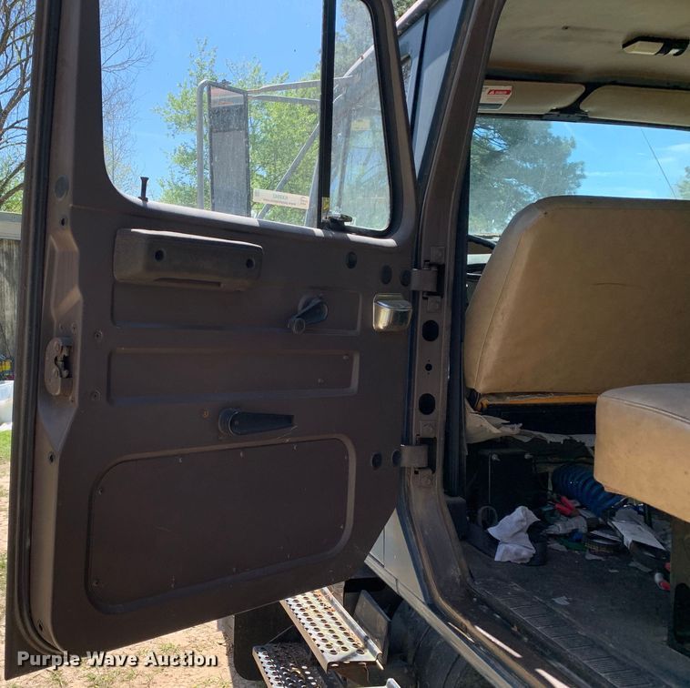 image for item KX9942 1992 International  4600 Crew Cab flatbed truck