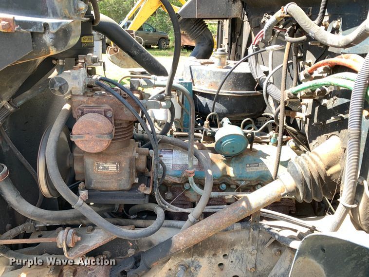 image for item KX9942 1992 International  4600 Crew Cab flatbed truck