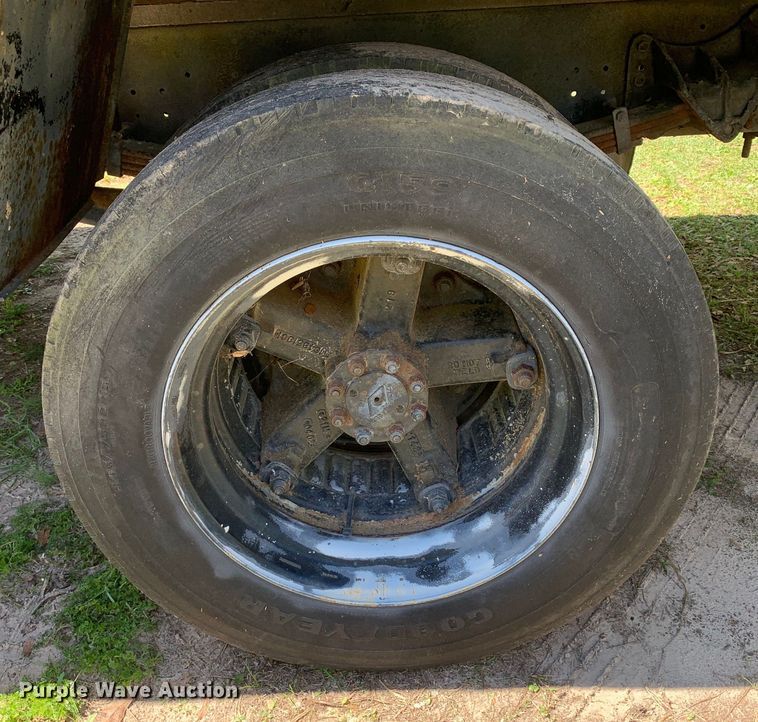 image for item KX9942 1992 International  4600 Crew Cab flatbed truck