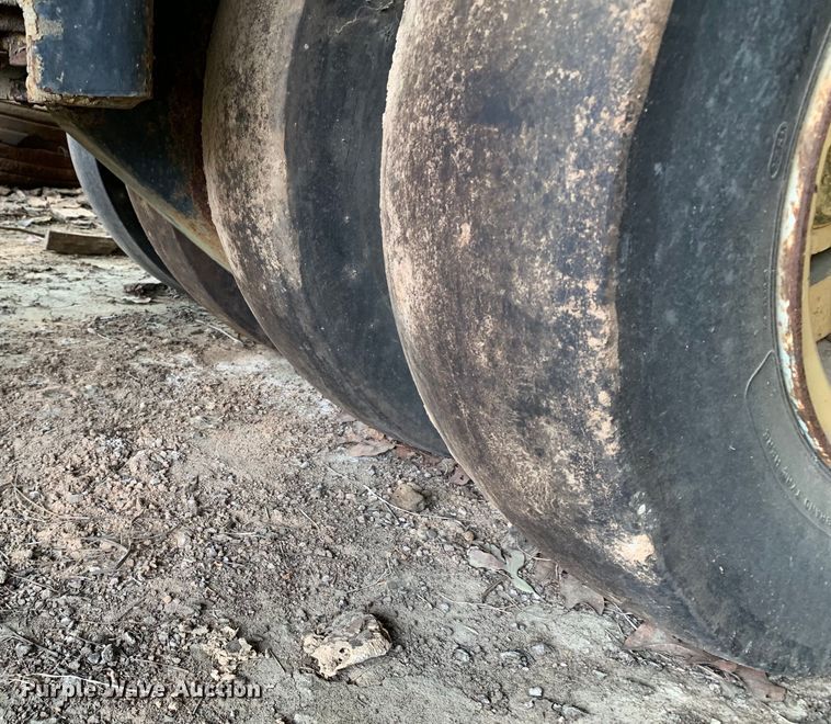 image for item KX9967 Hyster  C530A pneumatic roller