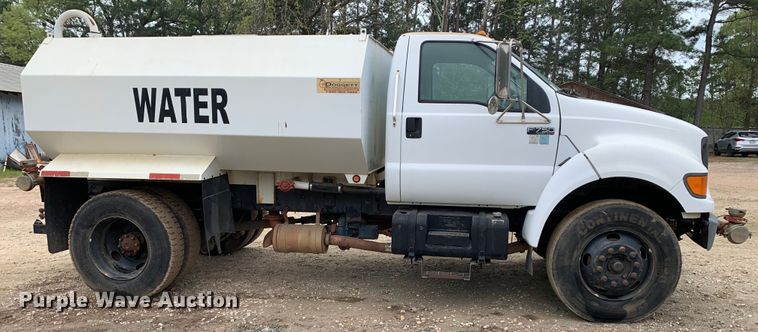 image for item KX9968 2001 Ford  F750 Super Duty tank truck