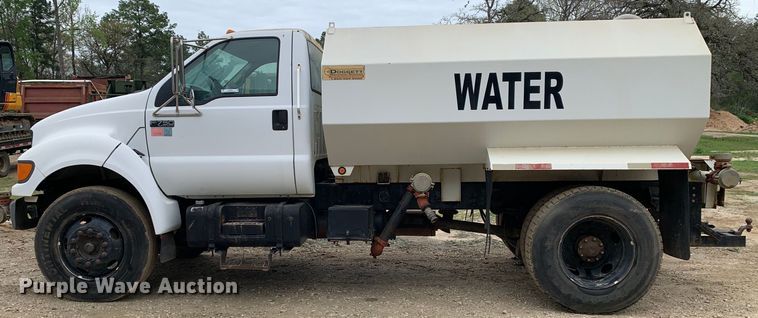 image for item KX9968 2001 Ford  F750 Super Duty tank truck