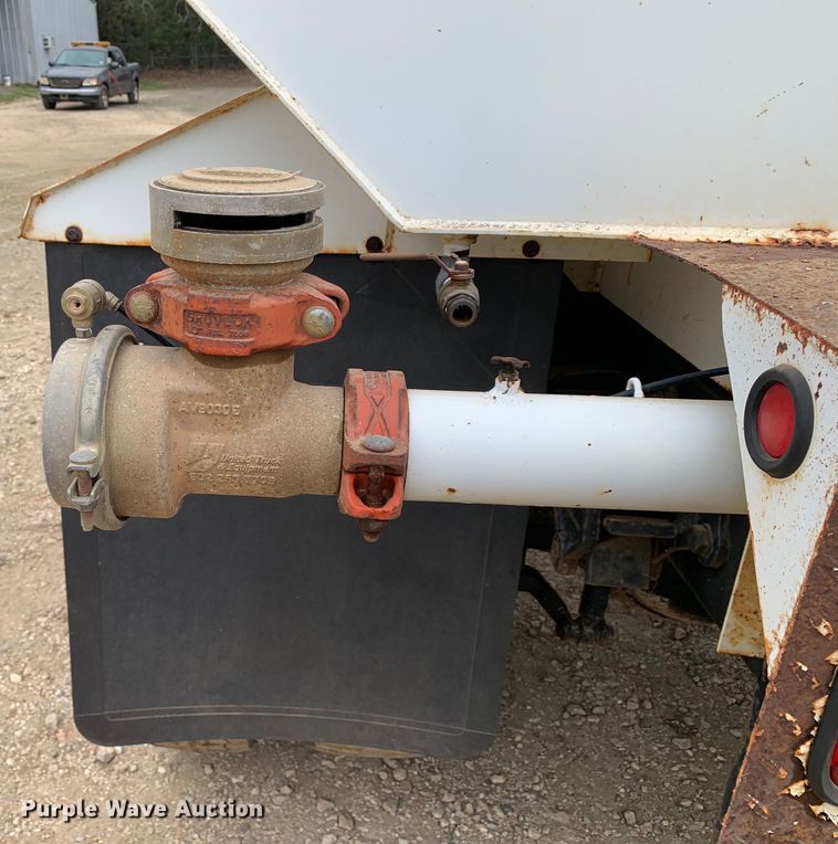 image for item KX9968 2001 Ford  F750 Super Duty tank truck