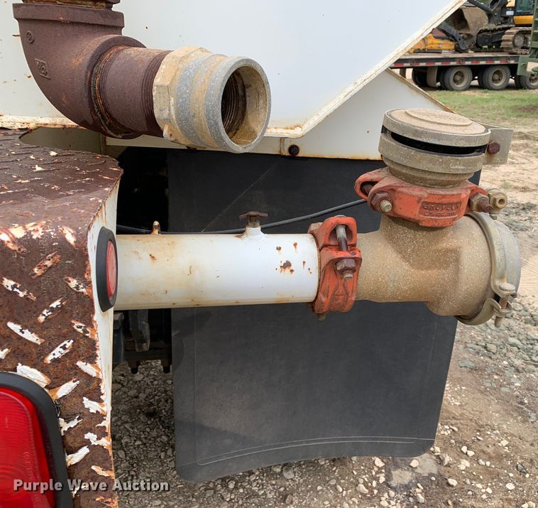 image for item KX9968 2001 Ford  F750 Super Duty tank truck