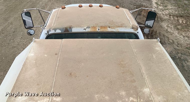 image for item KX9968 2001 Ford  F750 Super Duty tank truck