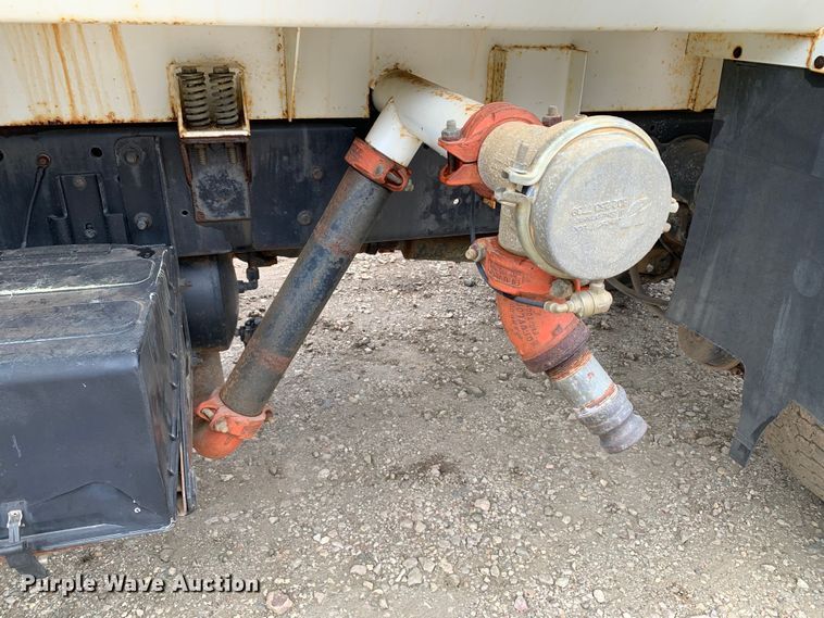 image for item KX9968 2001 Ford  F750 Super Duty tank truck