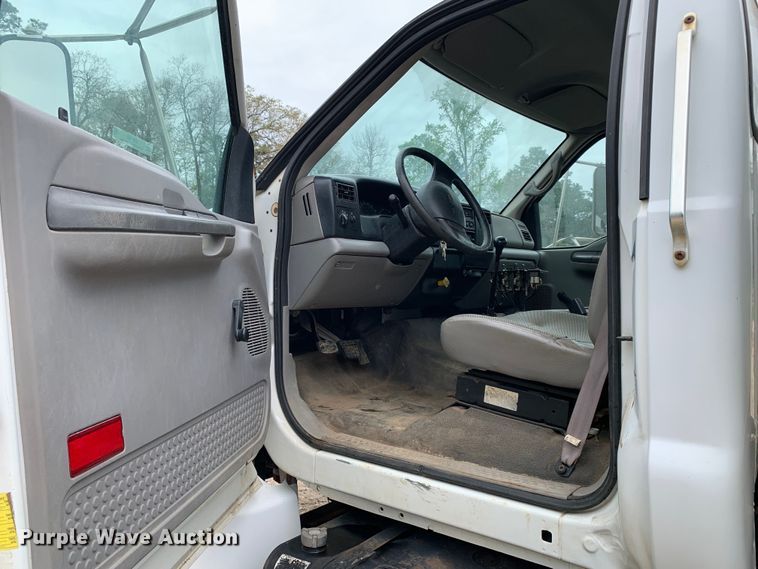 image for item KX9968 2001 Ford  F750 Super Duty tank truck