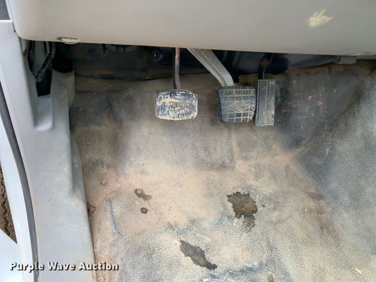 image for item KX9968 2001 Ford  F750 Super Duty tank truck