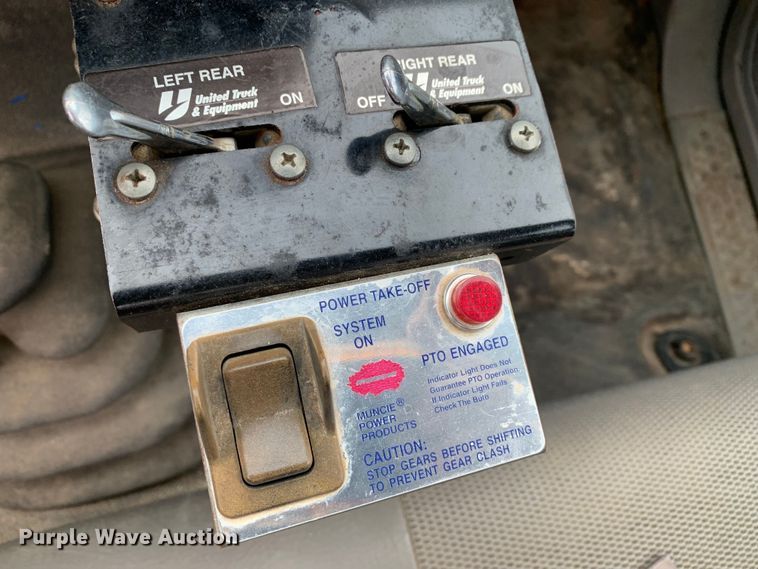 image for item KX9968 2001 Ford  F750 Super Duty tank truck