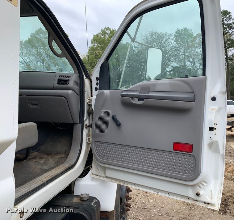 image for item KX9968 2001 Ford  F750 Super Duty tank truck