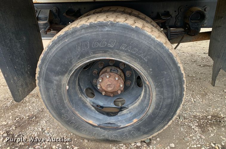 image for item KX9968 2001 Ford  F750 Super Duty tank truck