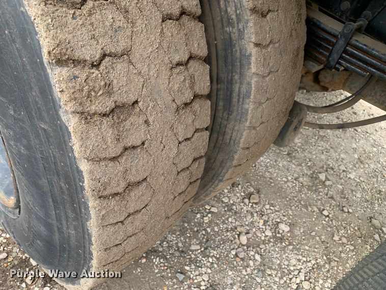 image for item KX9968 2001 Ford  F750 Super Duty tank truck