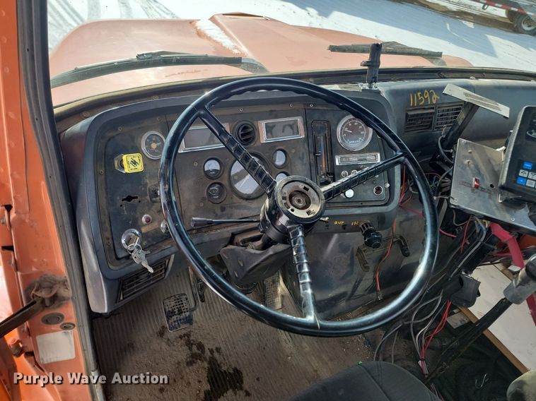 image for item LA9668 1992 Ford  LNT8000 sprayer truck