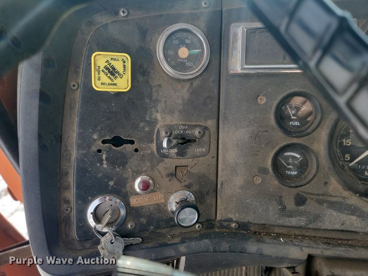 image for item LA9668 1992 Ford  LNT8000 sprayer truck