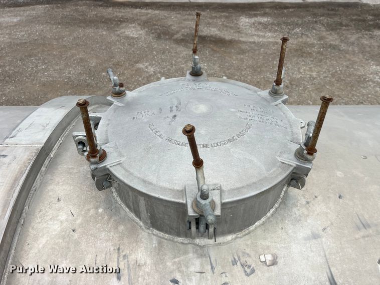 image for item LD9354 2010 Freightliner  Business Class M2 vacuum truck