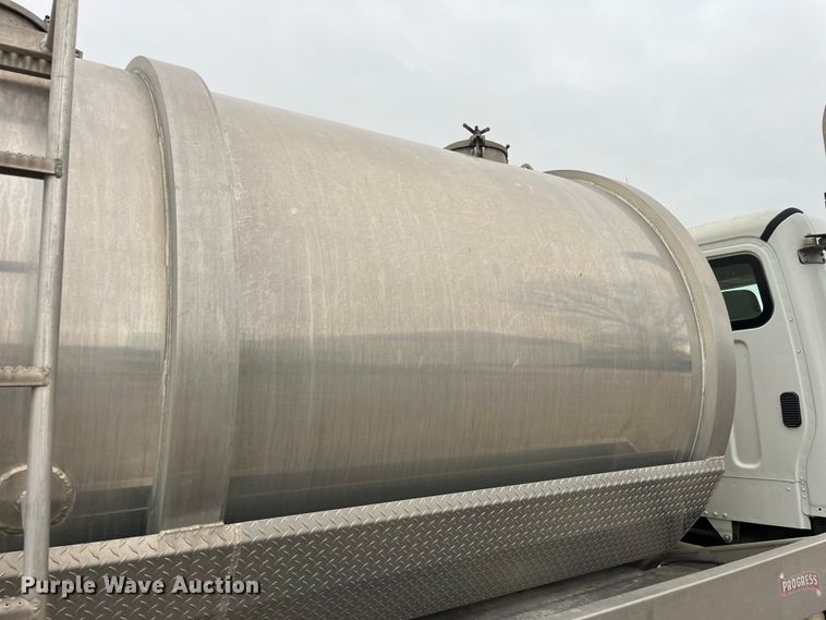 image for item LD9354 2010 Freightliner  Business Class M2 vacuum truck