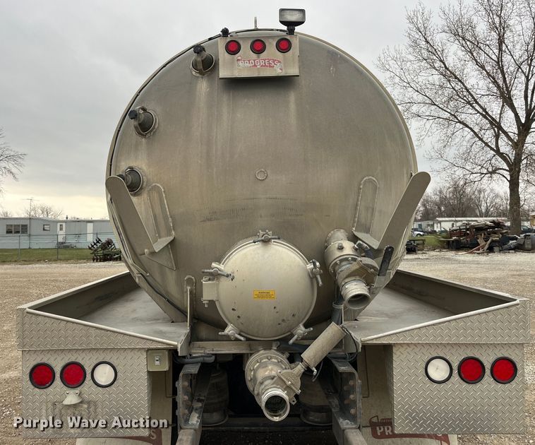 image for item LD9354 2010 Freightliner  Business Class M2 vacuum truck